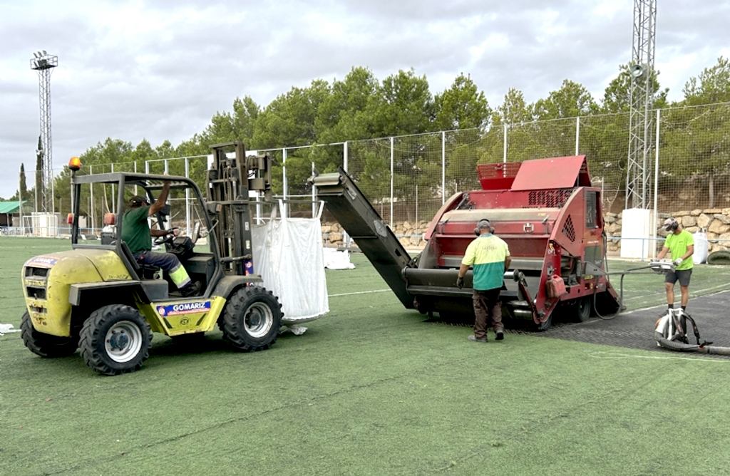 Comienzan las obras de sustitucin del csped artificial en los dos campos de la Ciudad Deportiva 